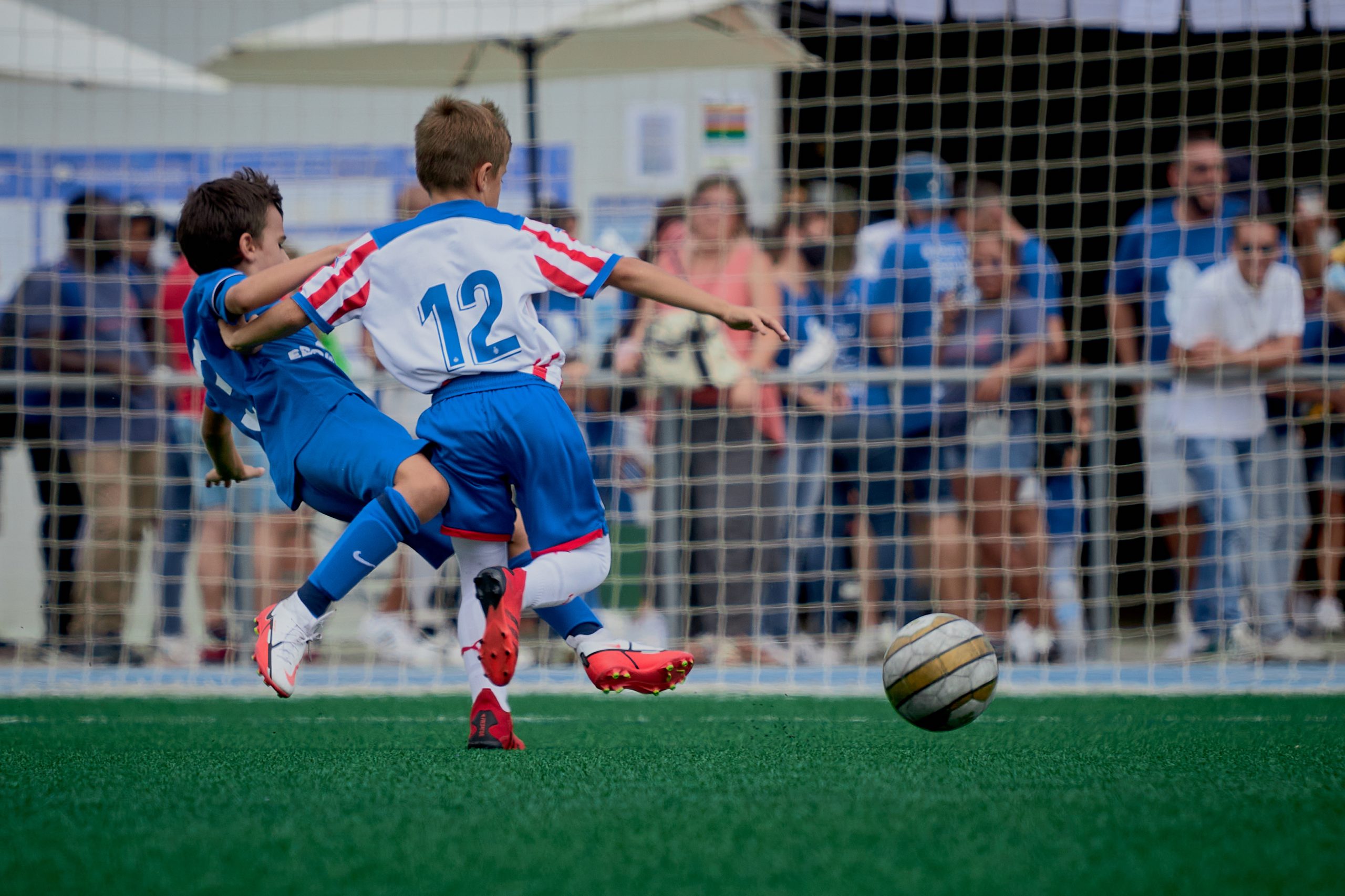 Fotografía - David se lanza con determinación para realizar un tackle y arrebatar el balón al oponente. Una escena llena de acción que muestra la intensidad del momento.