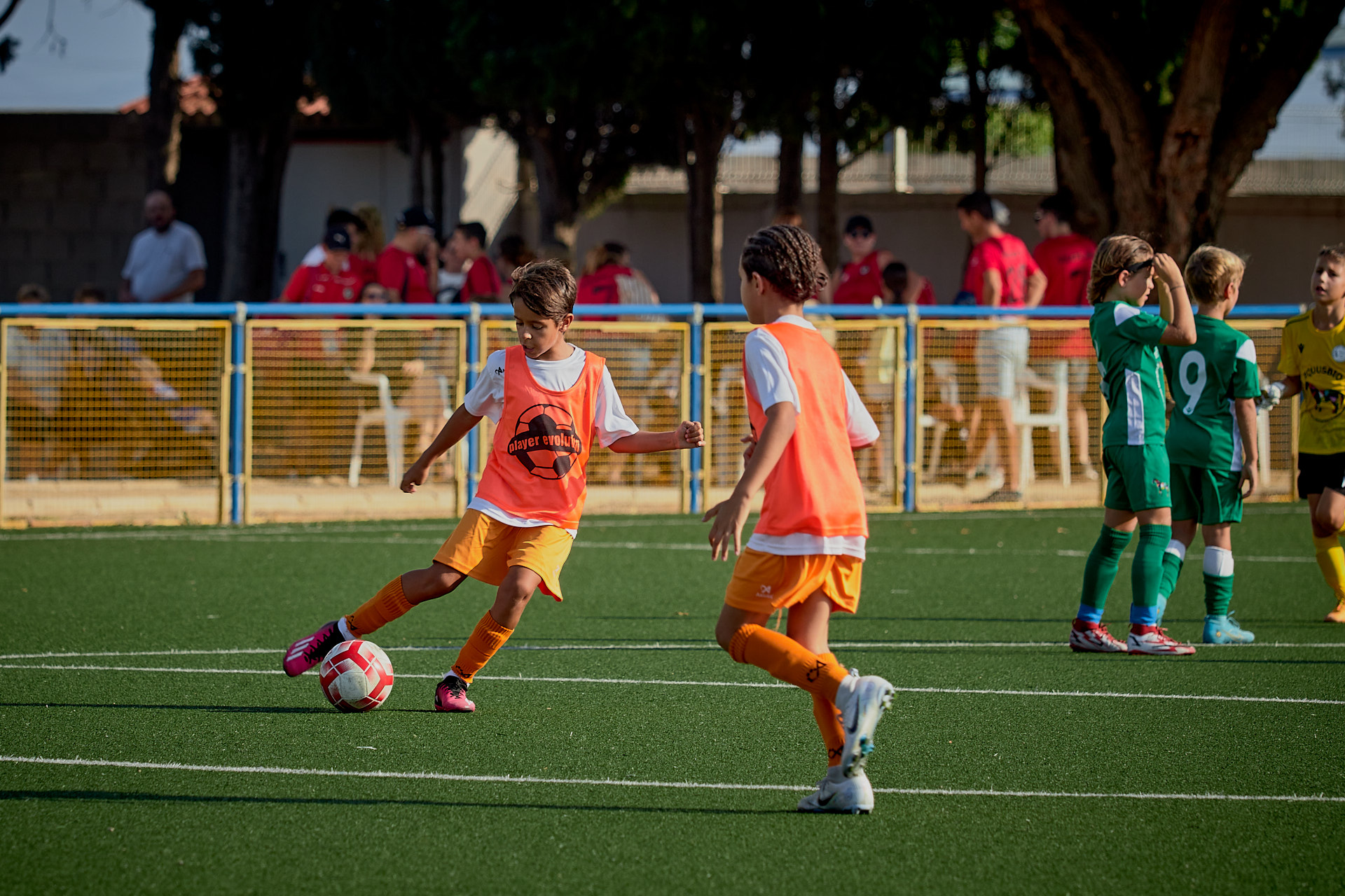 Fotografía - Equipo de fútbol entrenando antes del partido: Jugadores realizando ejercicios técnicos para prepararse.